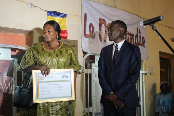 Ngakoutou Déborah, recevant sa reconnaissance des mains du Ministre de la Culture